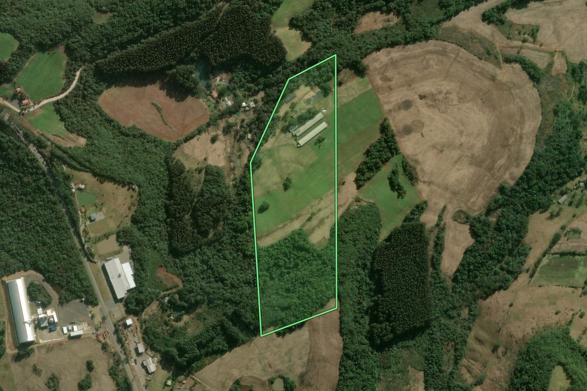 Imagem de satélite do imóvel rural em Herval d'Oeste (SC), com o contorno declarado no CAR desenhado por cima.