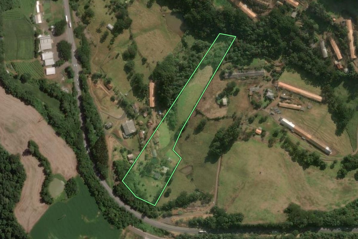 Imagem de satélite do imóvel rural em Herval d'Oeste (SC), com o contorno declarado no CAR desenhado por cima.