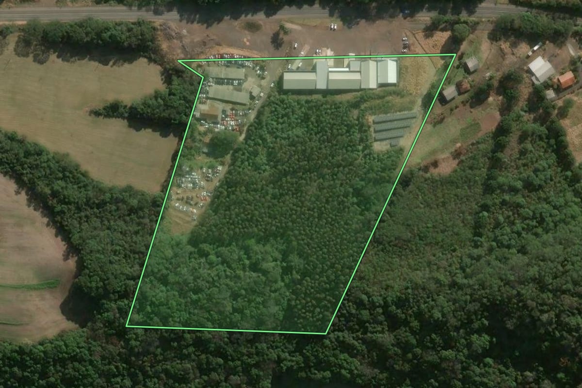 Imagem de satélite do imóvel rural em Herval d'Oeste (SC), com o contorno declarado no CAR desenhado por cima.