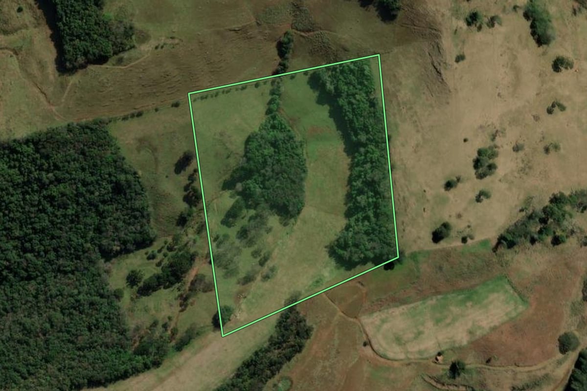 Imagem de satélite do imóvel rural em Herval d'Oeste (SC), com o contorno declarado no CAR desenhado por cima.