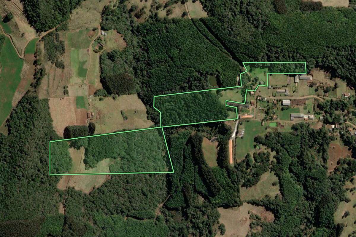 Imagem de satélite do imóvel rural em Herval d'Oeste (SC), com o contorno declarado no CAR desenhado por cima.