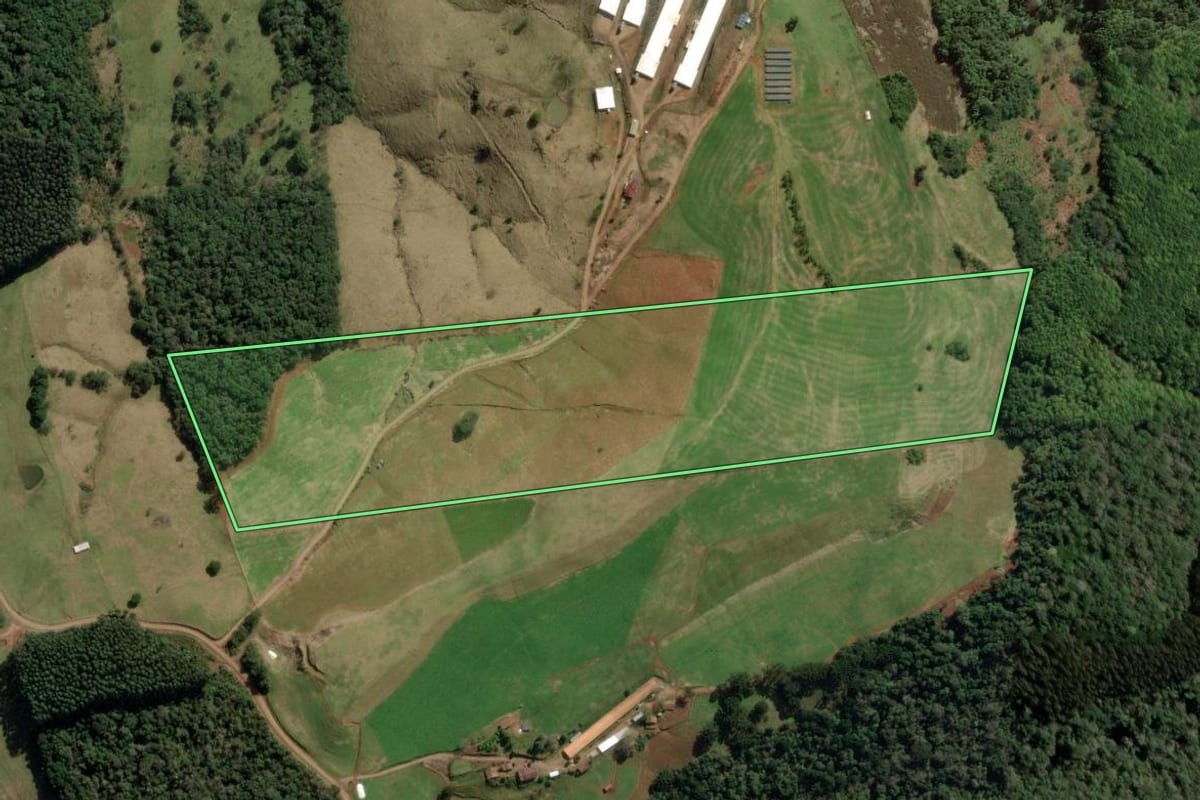 Imagem de satélite do imóvel rural em Herval d'Oeste (SC), com o contorno declarado no CAR desenhado por cima.