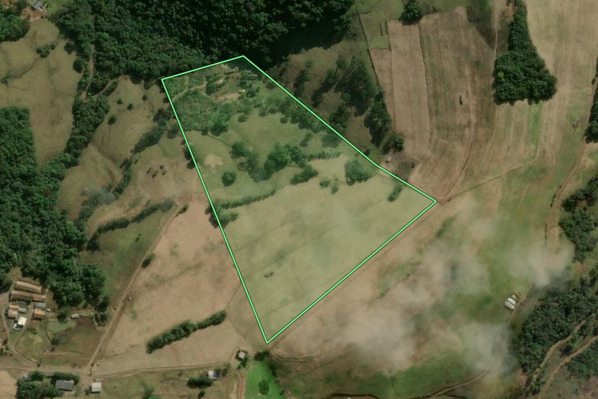 Imagem de satélite do imóvel rural em Herval d'Oeste (SC), com o contorno declarado no CAR desenhado por cima.
