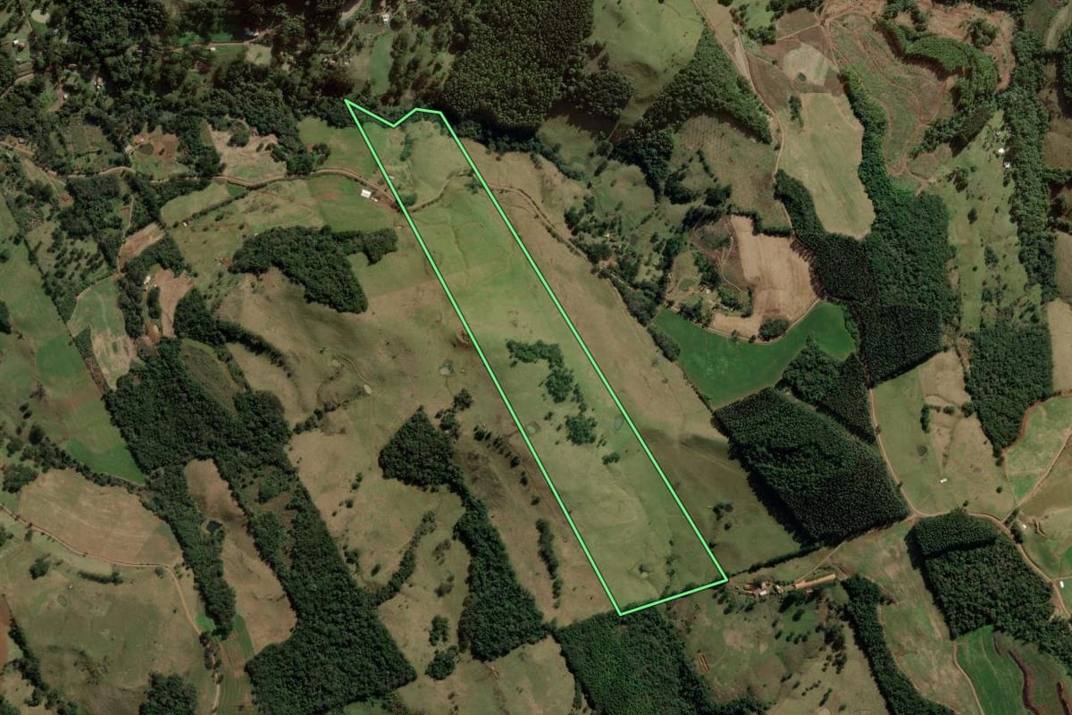 Imagem de satélite do imóvel rural em Herval d'Oeste (SC), com o contorno declarado no CAR desenhado por cima.