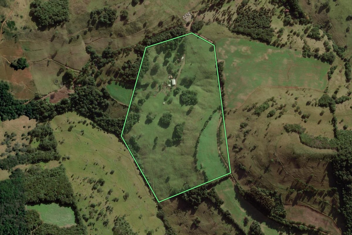 Imagem de satélite do imóvel rural em Herval d'Oeste (SC), com o contorno declarado no CAR desenhado por cima.