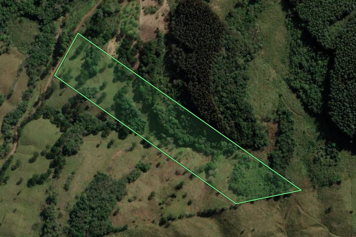Imagem de satélite do imóvel rural em Herval d'Oeste (SC), com o contorno declarado no CAR desenhado por cima.