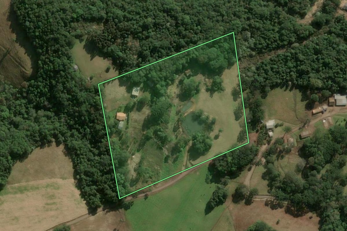 Imagem de satélite do imóvel rural em Herval d'Oeste (SC), com o contorno declarado no CAR desenhado por cima.