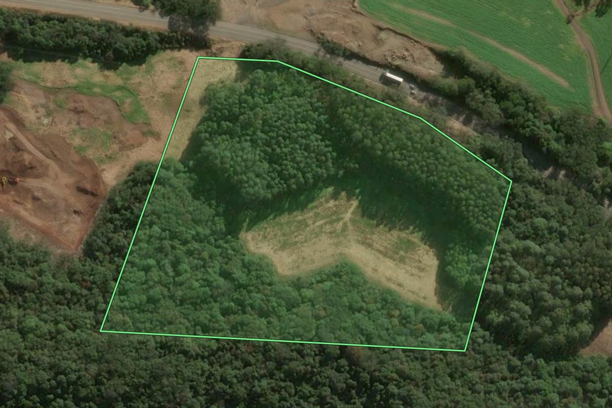 Imagem de satélite do imóvel rural em Herval d'Oeste (SC), com o contorno declarado no CAR desenhado por cima.