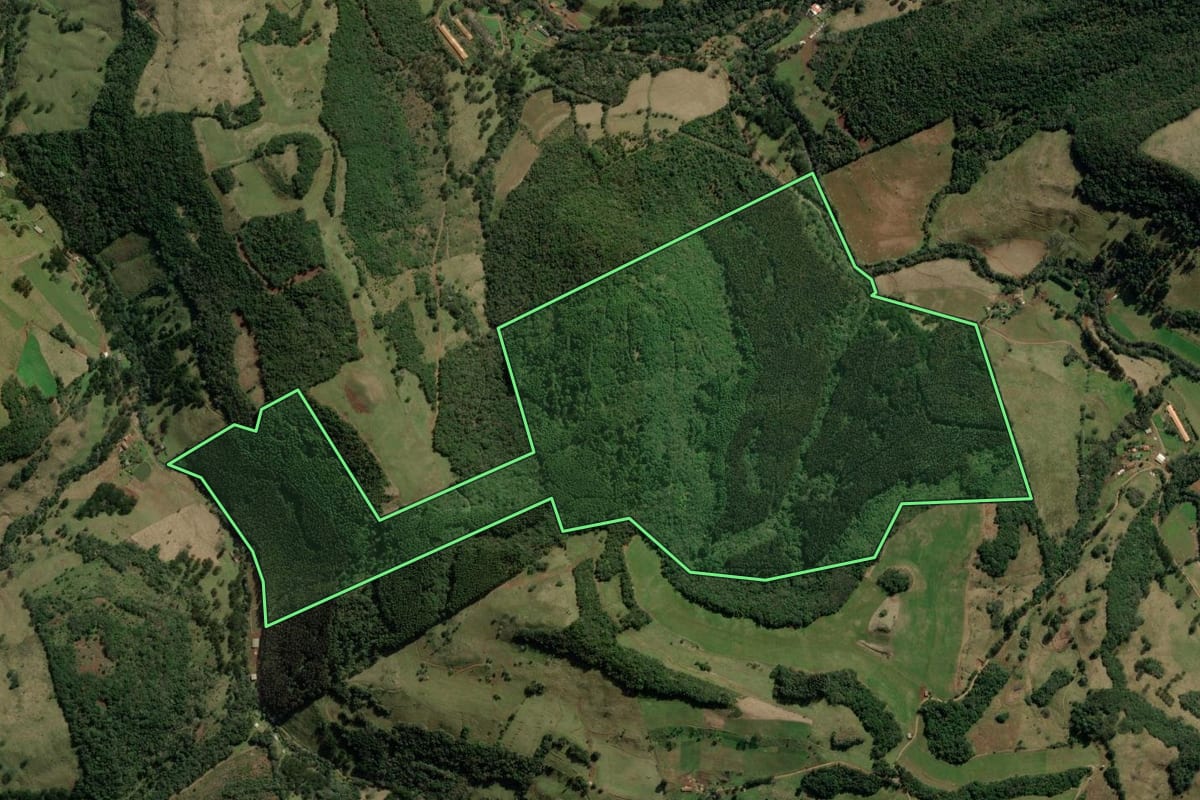Imagem de satélite do imóvel rural em Herval d'Oeste (SC), com o contorno declarado no CAR desenhado por cima.