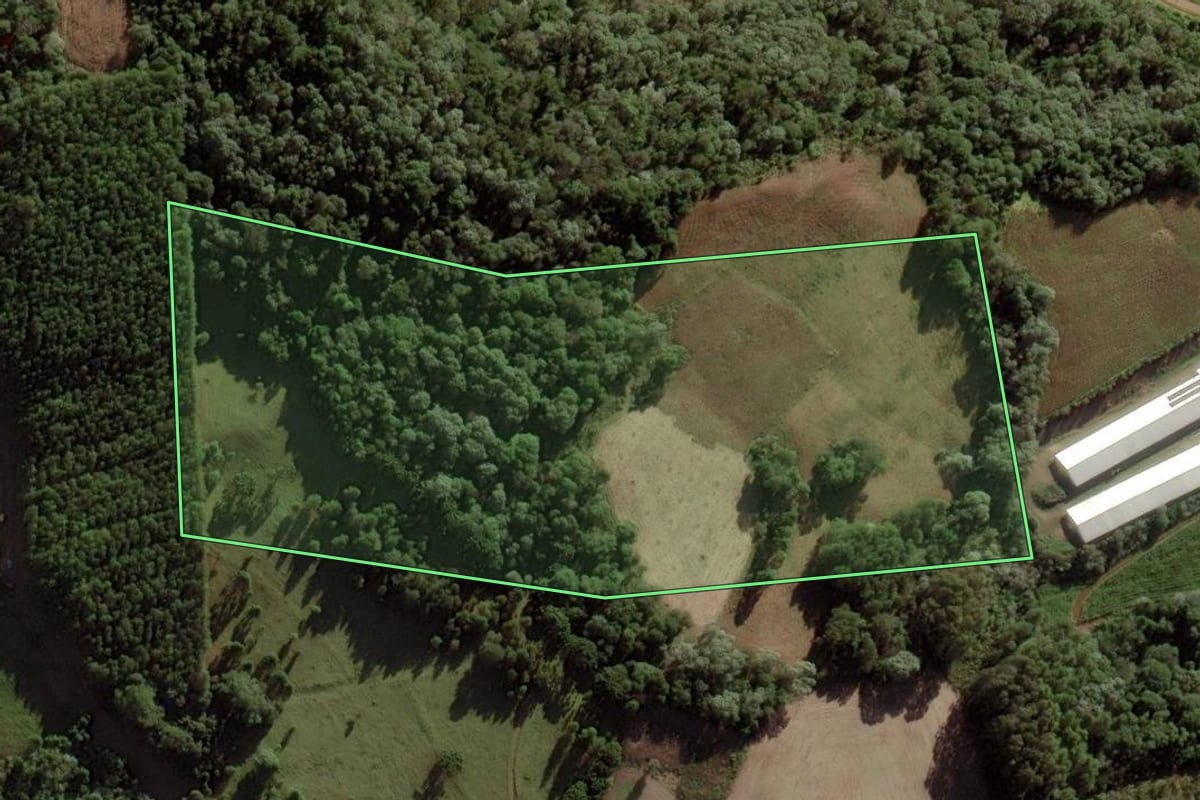 Imagem de satélite do imóvel rural em Herval d'Oeste (SC), com o contorno declarado no CAR desenhado por cima.