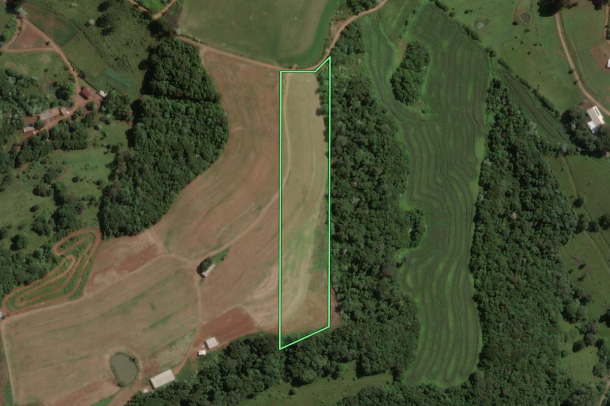 Imagem de satélite do imóvel rural em Herval d'Oeste (SC), com o contorno declarado no CAR desenhado por cima.