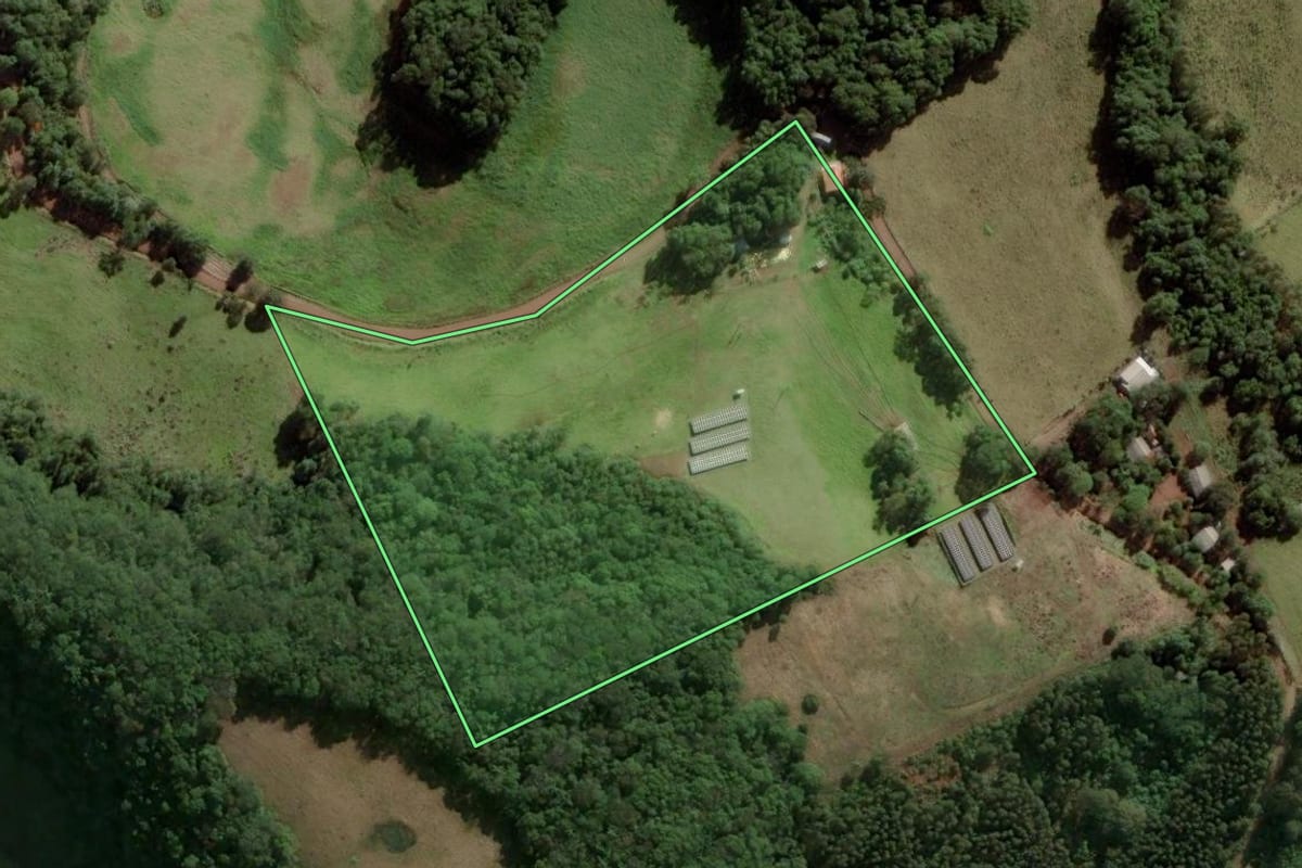 Imagem de satélite do imóvel rural em Herval d'Oeste (SC), com o contorno declarado no CAR desenhado por cima.