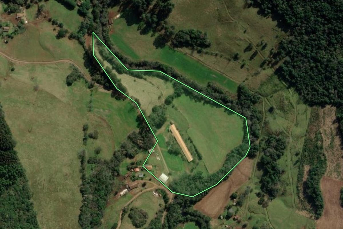 Imagem de satélite do imóvel rural em Herval d'Oeste (SC), com o contorno declarado no CAR desenhado por cima.