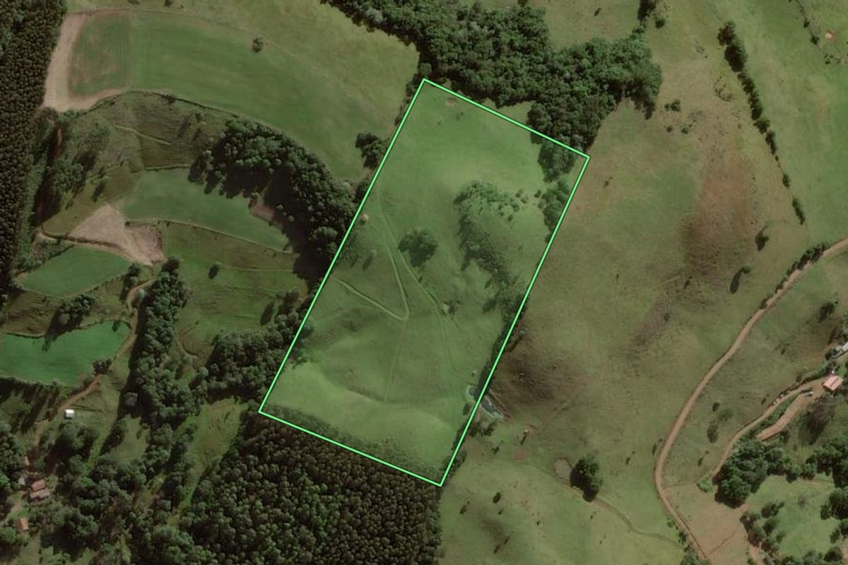 Imagem de satélite do imóvel rural em Herval d'Oeste (SC), com o contorno declarado no CAR desenhado por cima.
