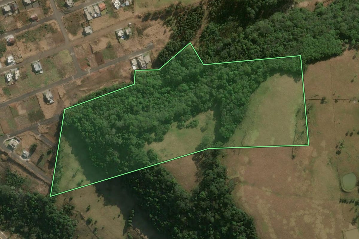 Imagem de satélite do imóvel rural em Herval d'Oeste (SC), com o contorno declarado no CAR desenhado por cima.