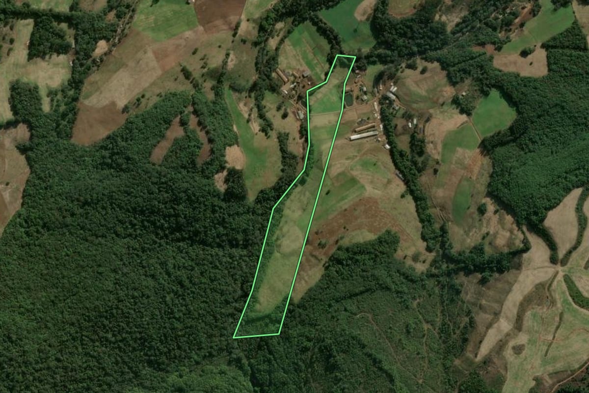 Imagem de satélite do imóvel rural em Herval d'Oeste (SC), com o contorno declarado no CAR desenhado por cima.