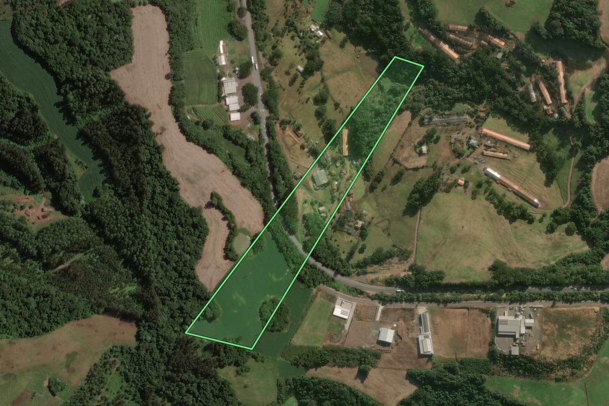 Imagem de satélite do imóvel rural em Herval d'Oeste (SC), com o contorno declarado no CAR desenhado por cima.