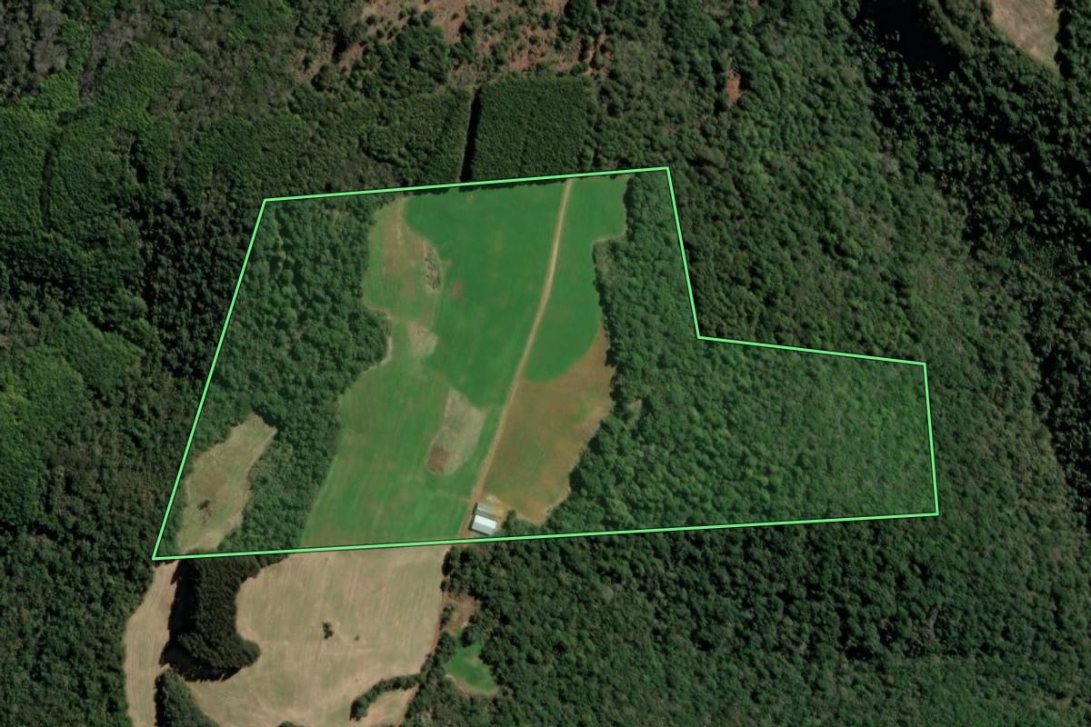 Imagem de satélite do imóvel rural em Herval d'Oeste (SC), com o contorno declarado no CAR desenhado por cima.