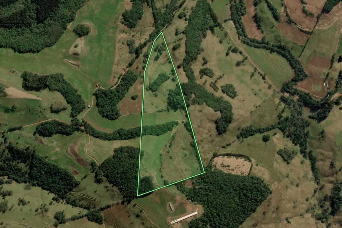 Imagem de satélite do imóvel rural em Herval d'Oeste (SC), com o contorno declarado no CAR desenhado por cima.