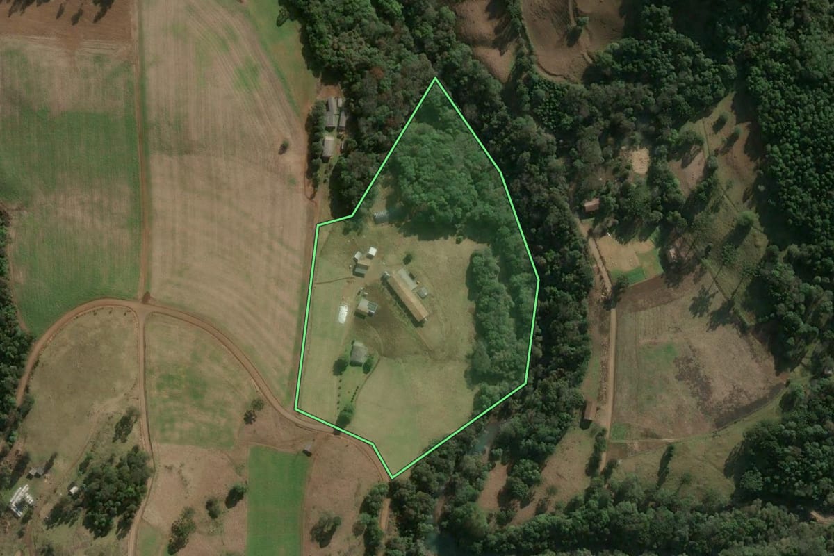 Imagem de satélite do imóvel rural em Herval d'Oeste (SC), com o contorno declarado no CAR desenhado por cima.