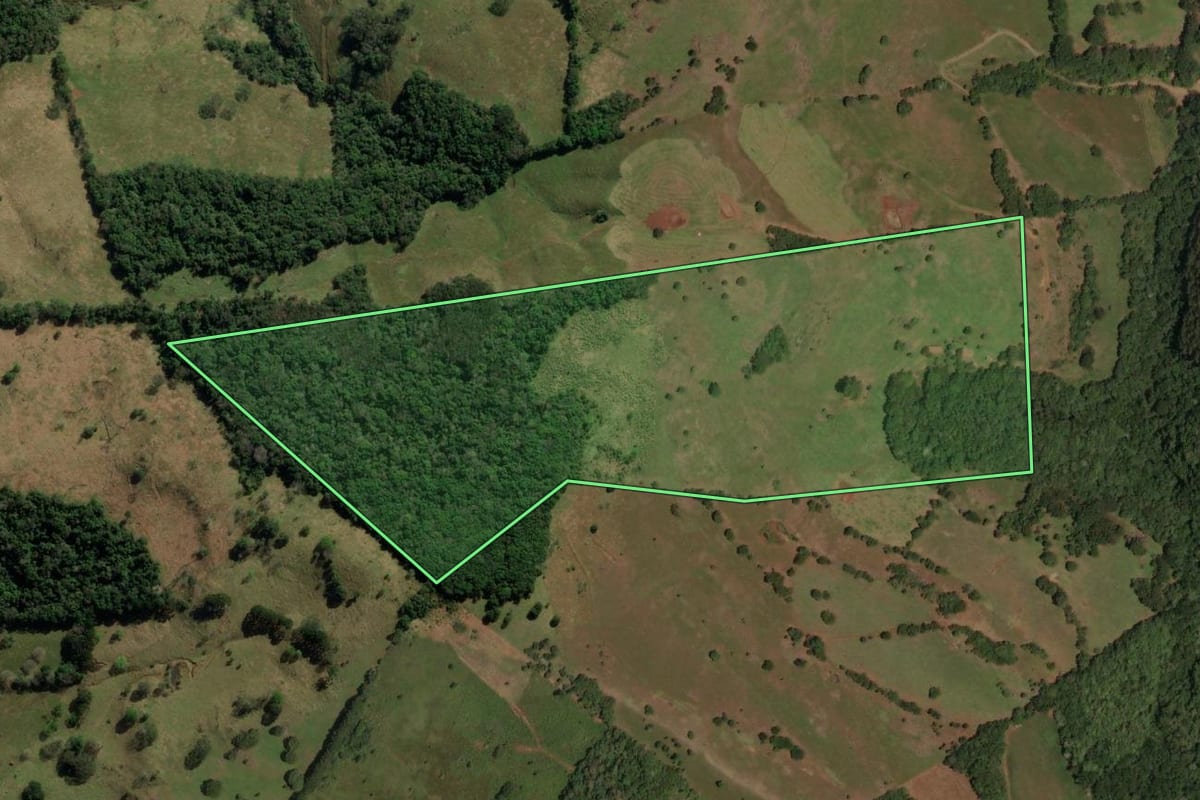 Imagem de satélite do imóvel rural em Herval d'Oeste (SC), com o contorno declarado no CAR desenhado por cima.