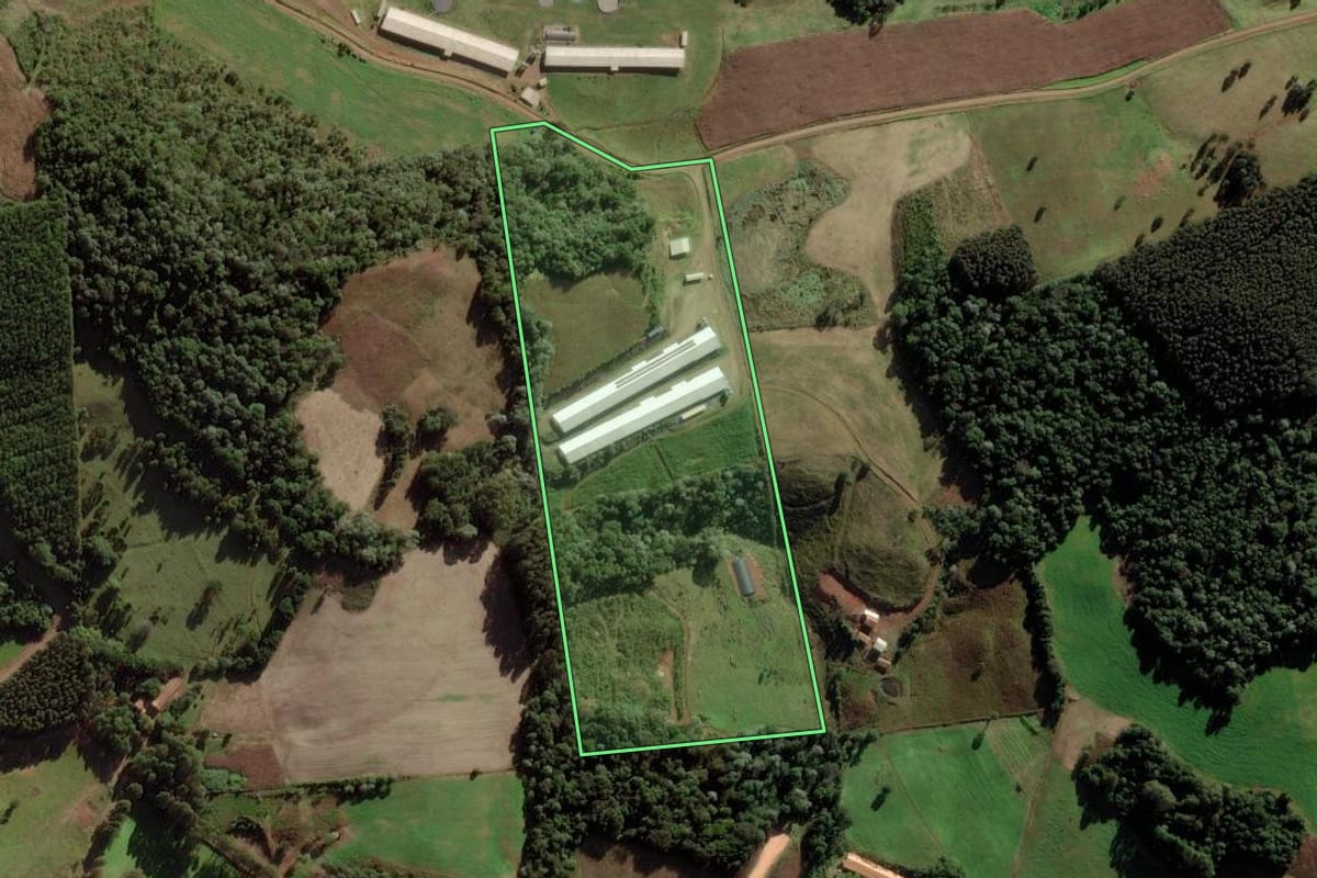 Imagem de satélite do imóvel rural em Herval d'Oeste (SC), com o contorno declarado no CAR desenhado por cima.