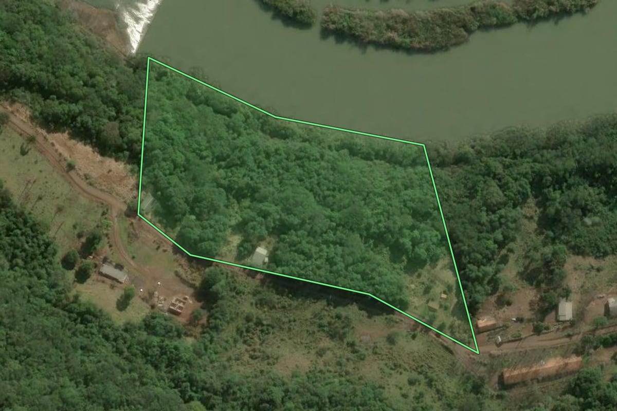 Imagem de satélite do imóvel rural em Herval d'Oeste (SC), com o contorno declarado no CAR desenhado por cima.