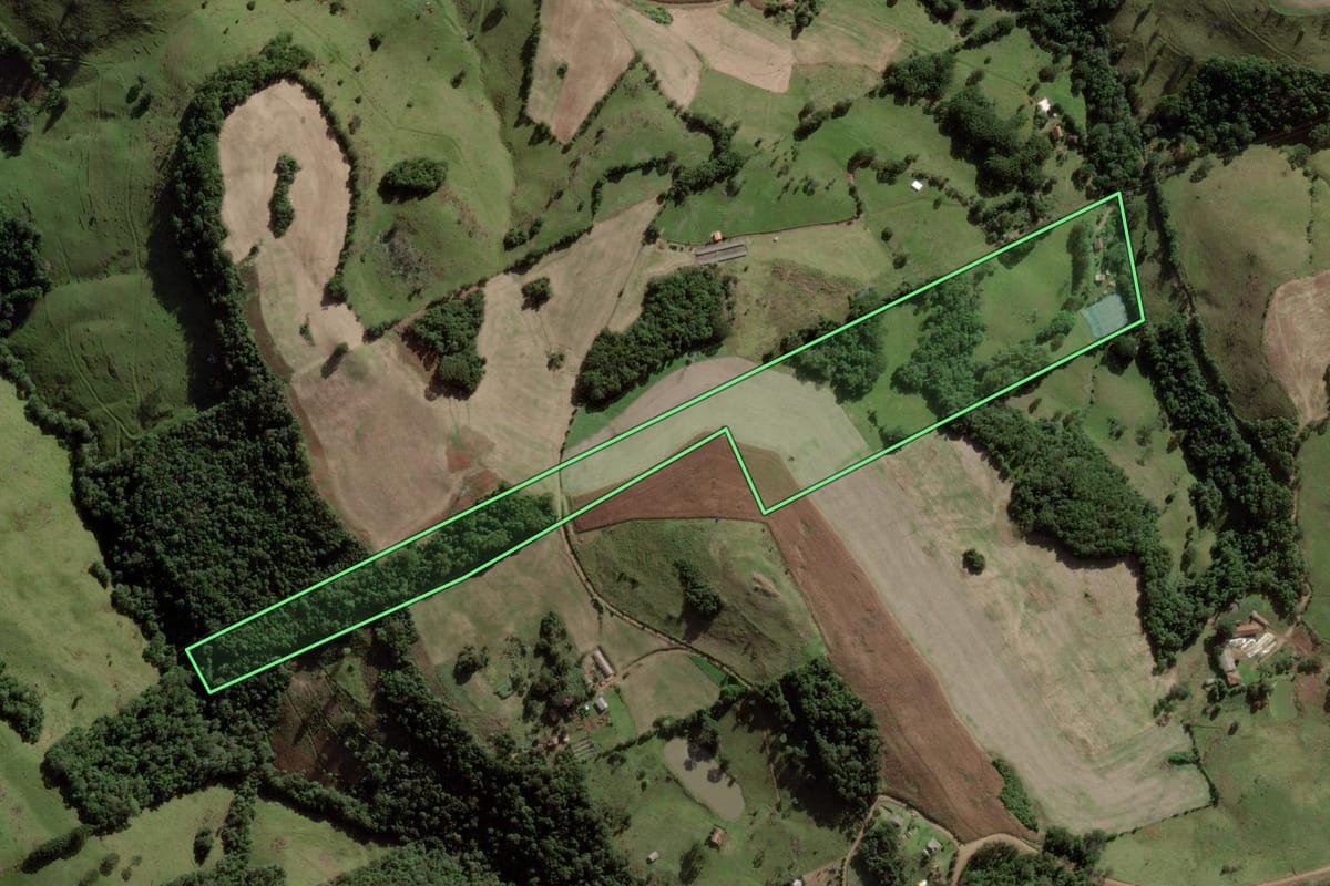 Imagem de satélite do imóvel rural em Herval d'Oeste (SC), com o contorno declarado no CAR desenhado por cima.
