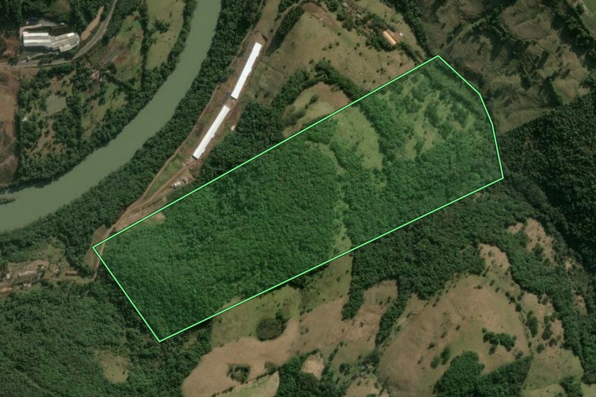 Imagem de satélite do imóvel rural em Herval d'Oeste (SC), com o contorno declarado no CAR desenhado por cima.