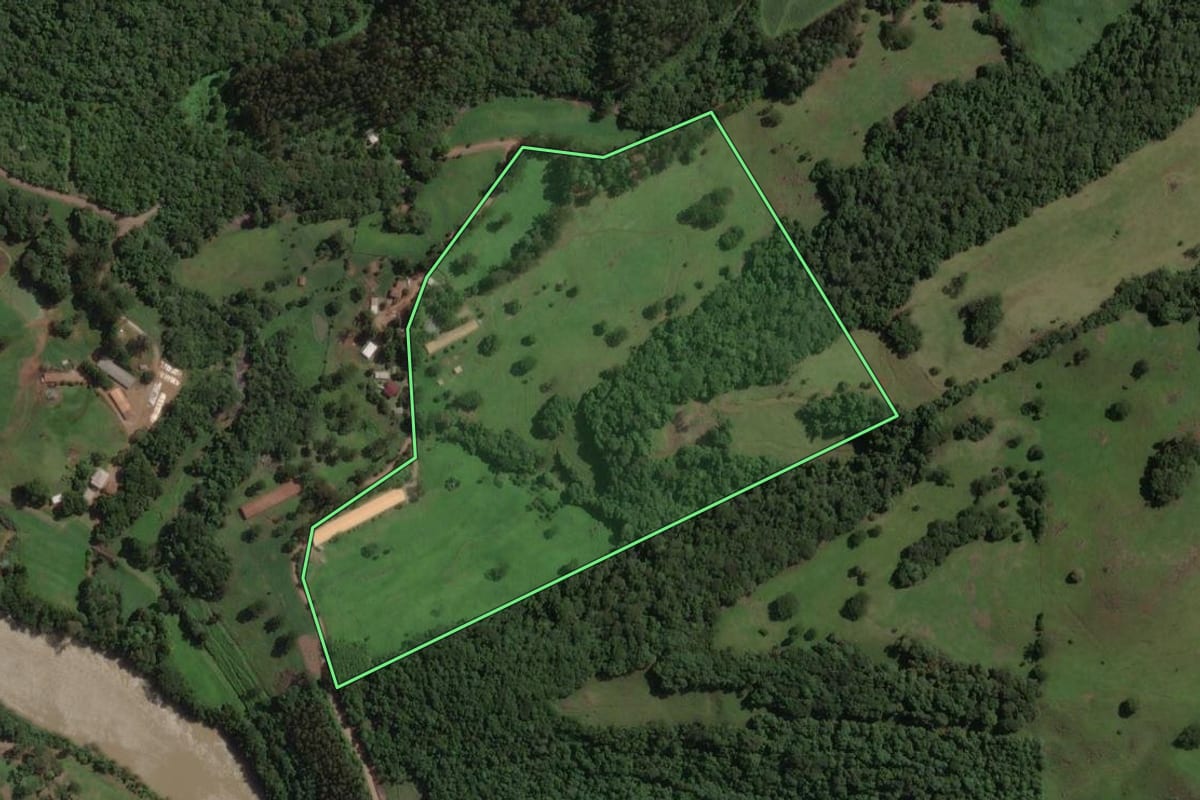 Imagem de satélite do imóvel rural em Herval d'Oeste (SC), com o contorno declarado no CAR desenhado por cima.