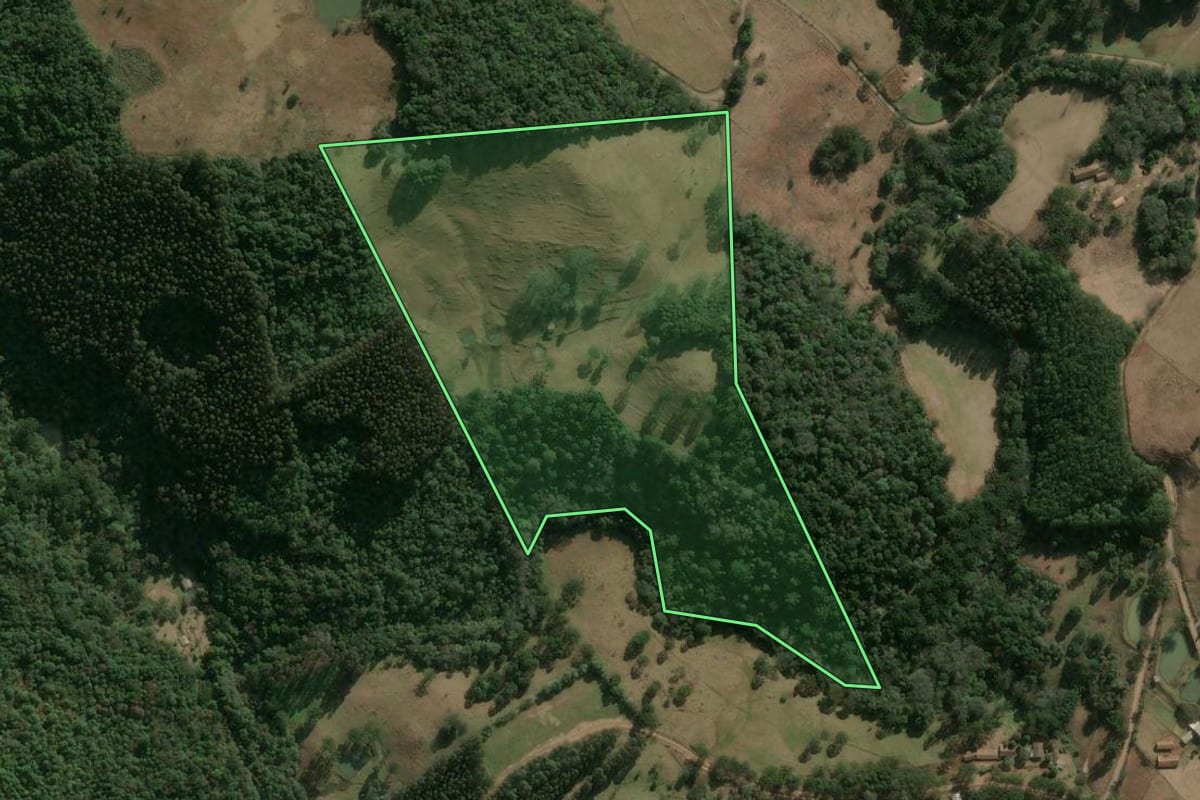 Imagem de satélite do imóvel rural em Herval d'Oeste (SC), com o contorno declarado no CAR desenhado por cima.
