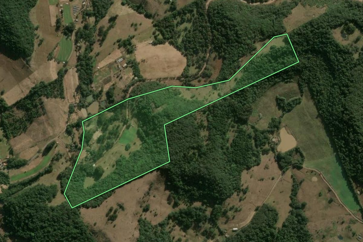 Imagem de satélite do imóvel rural em Herval d'Oeste (SC), com o contorno declarado no CAR desenhado por cima.