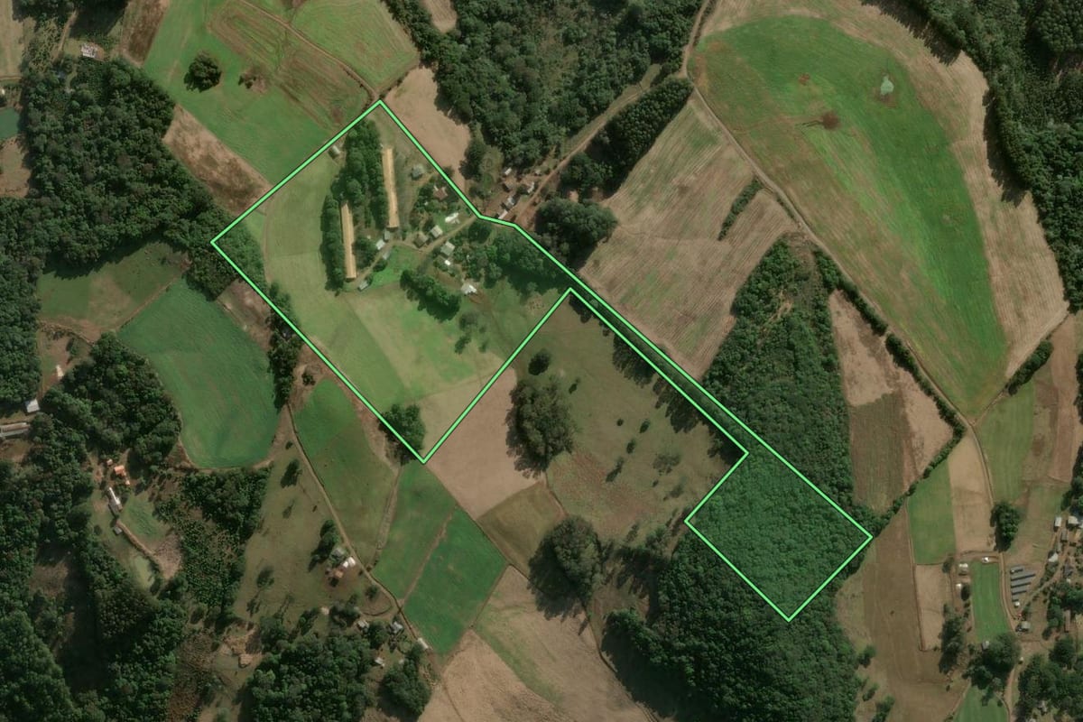 Imagem de satélite do imóvel rural em Herval d'Oeste (SC), com o contorno declarado no CAR desenhado por cima.