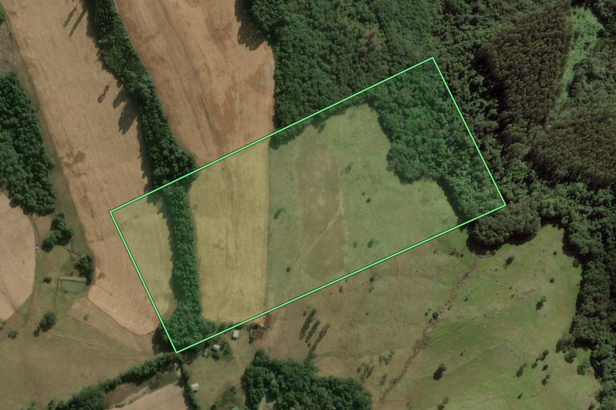 Imagem de satélite do imóvel rural em Herval d'Oeste (SC), com o contorno declarado no CAR desenhado por cima.