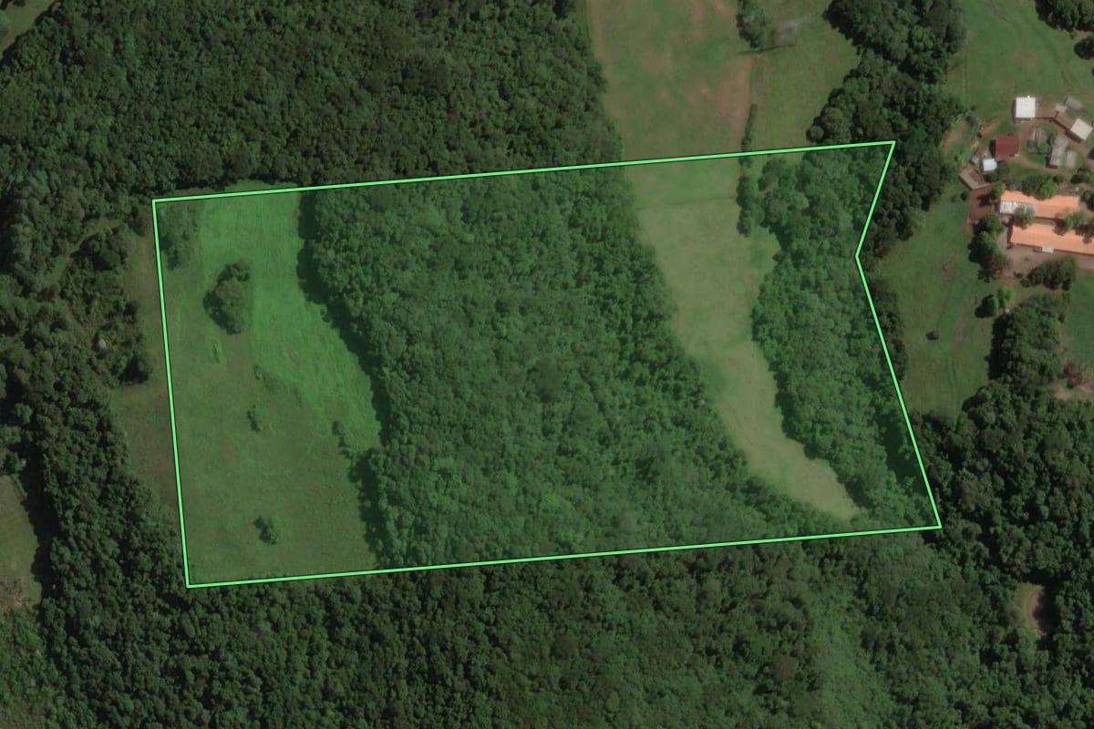 Imagem de satélite do imóvel rural em Herval d'Oeste (SC), com o contorno declarado no CAR desenhado por cima.