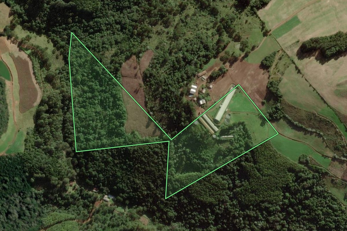 Imagem de satélite do imóvel rural em Herval d'Oeste (SC), com o contorno declarado no CAR desenhado por cima.