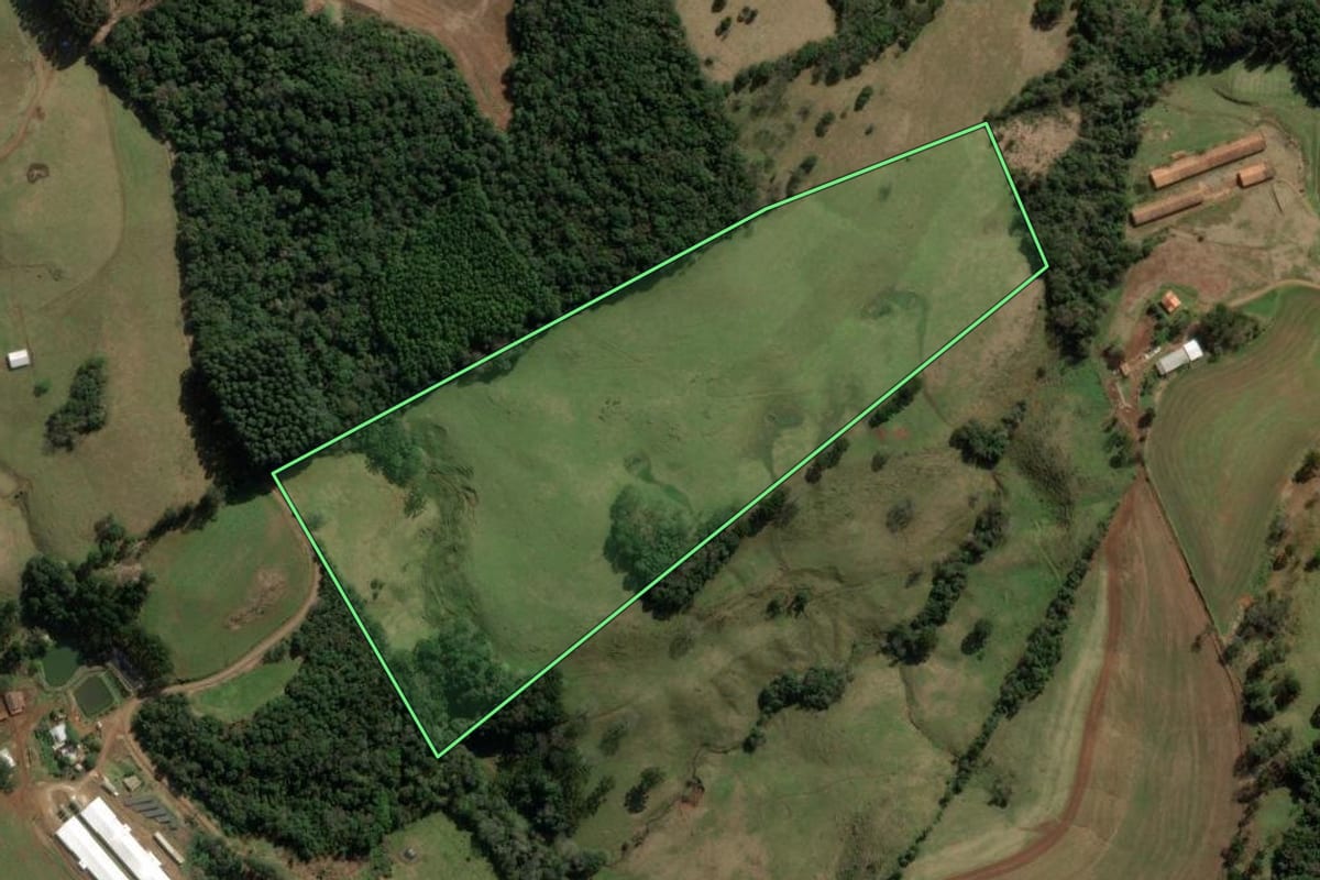 Imagem de satélite do imóvel rural em Herval d'Oeste (SC), com o contorno declarado no CAR desenhado por cima.