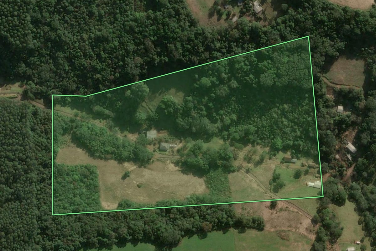 Imagem de satélite do imóvel rural em Herval d'Oeste (SC), com o contorno declarado no CAR desenhado por cima.