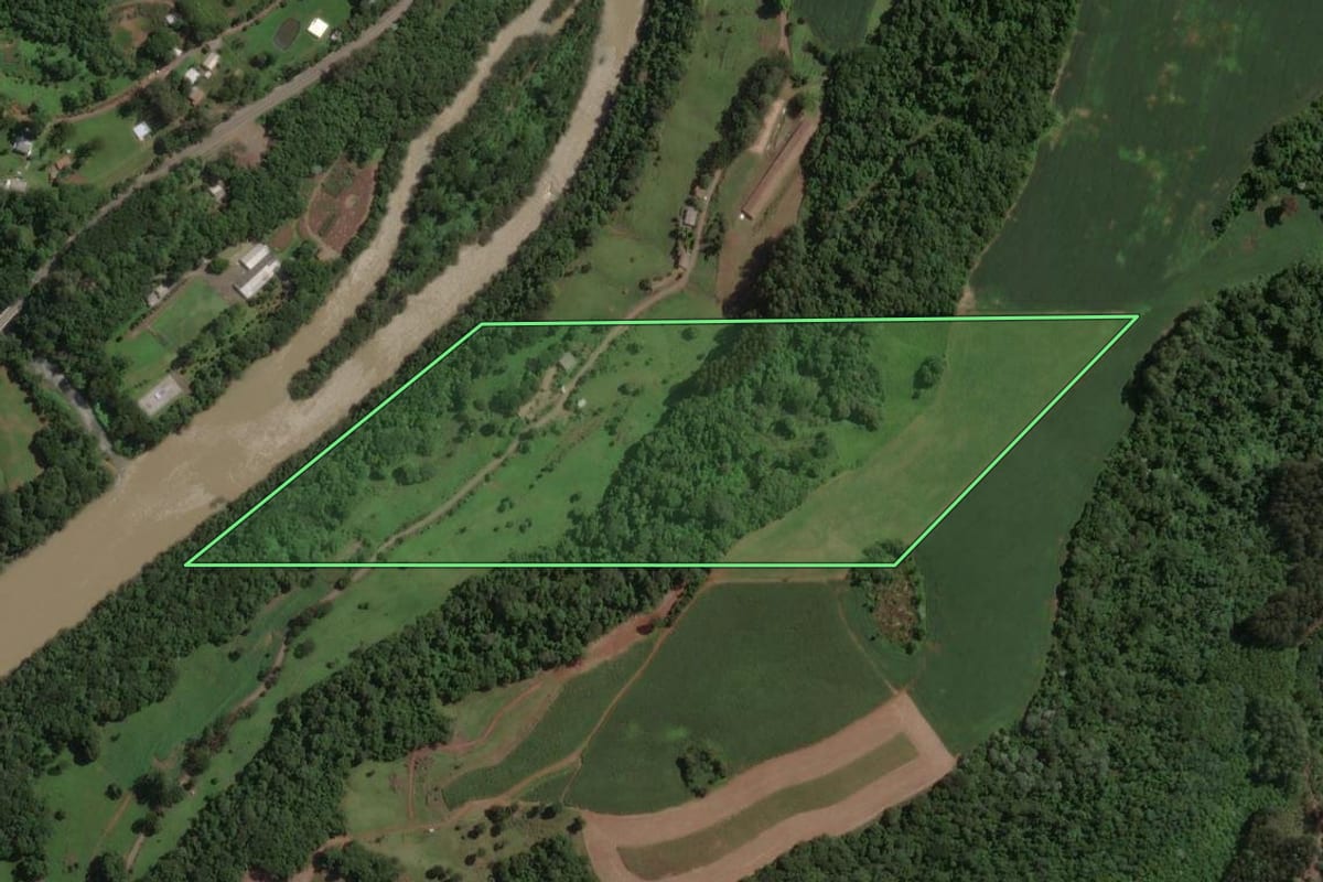 Imagem de satélite do imóvel rural em Herval d'Oeste (SC), com o contorno declarado no CAR desenhado por cima.