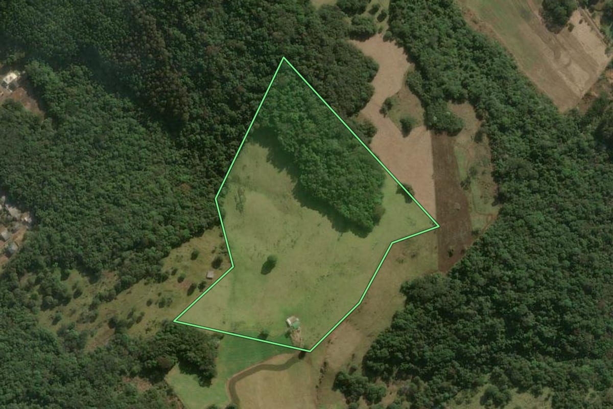 Imagem de satélite do imóvel rural em Herval d'Oeste (SC), com o contorno declarado no CAR desenhado por cima.