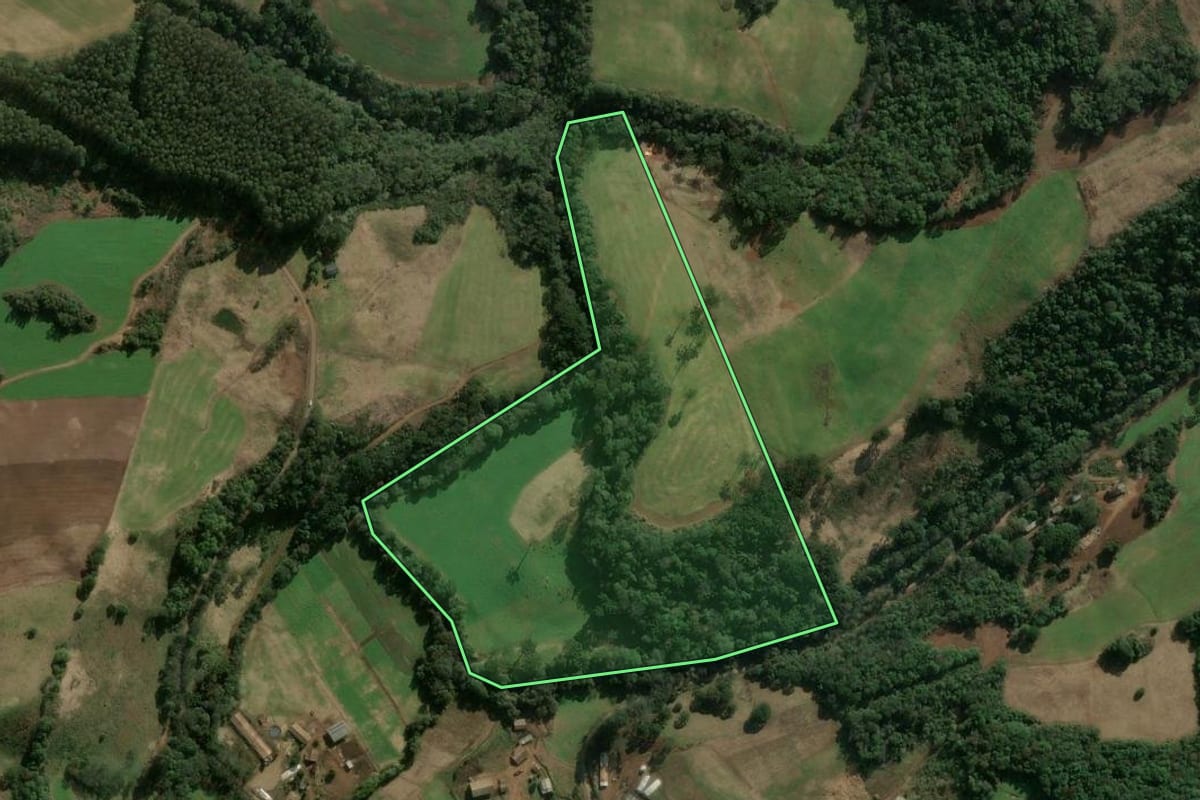 Imagem de satélite do imóvel rural em Herval d'Oeste (SC), com o contorno declarado no CAR desenhado por cima.