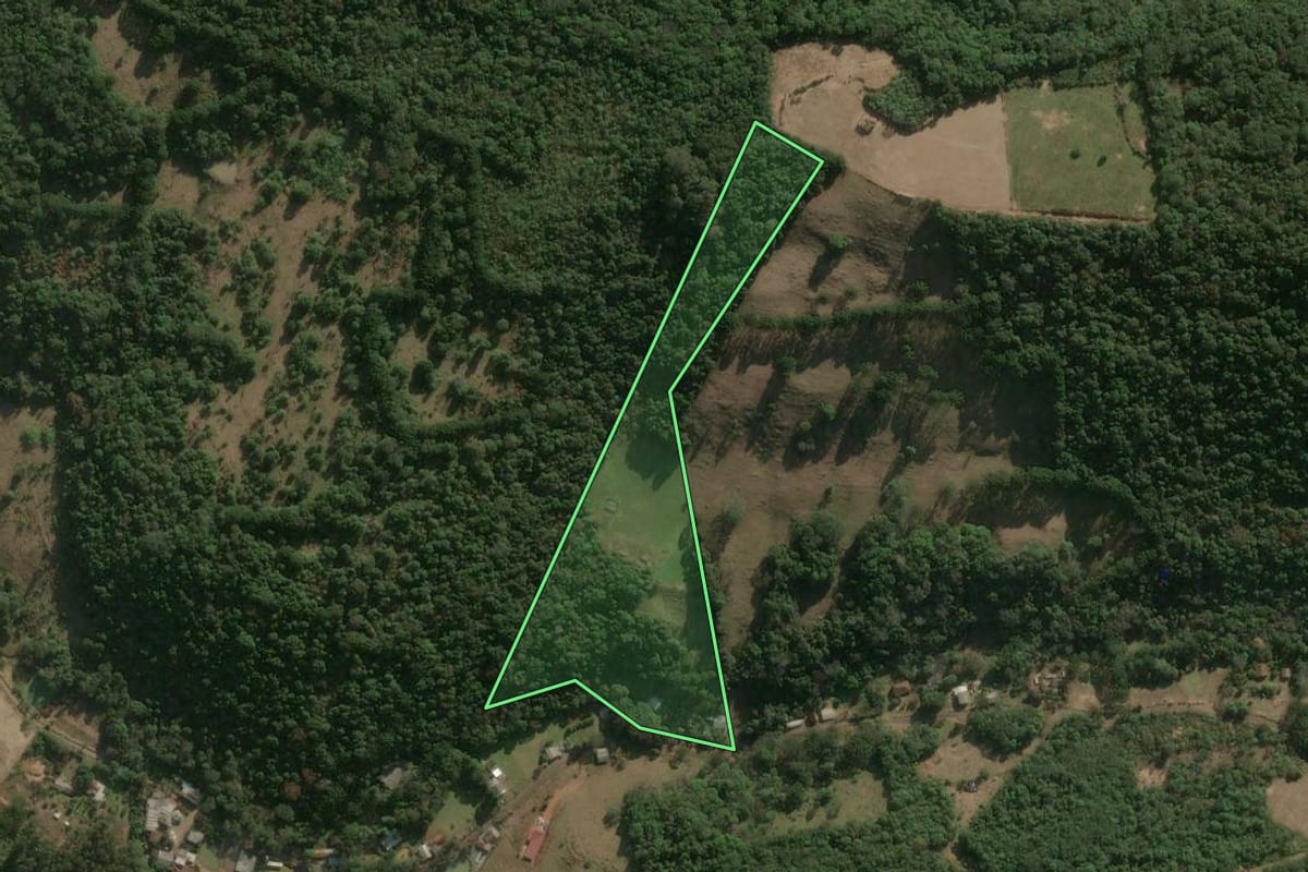 Imagem de satélite do imóvel rural em Herval d'Oeste (SC), com o contorno declarado no CAR desenhado por cima.