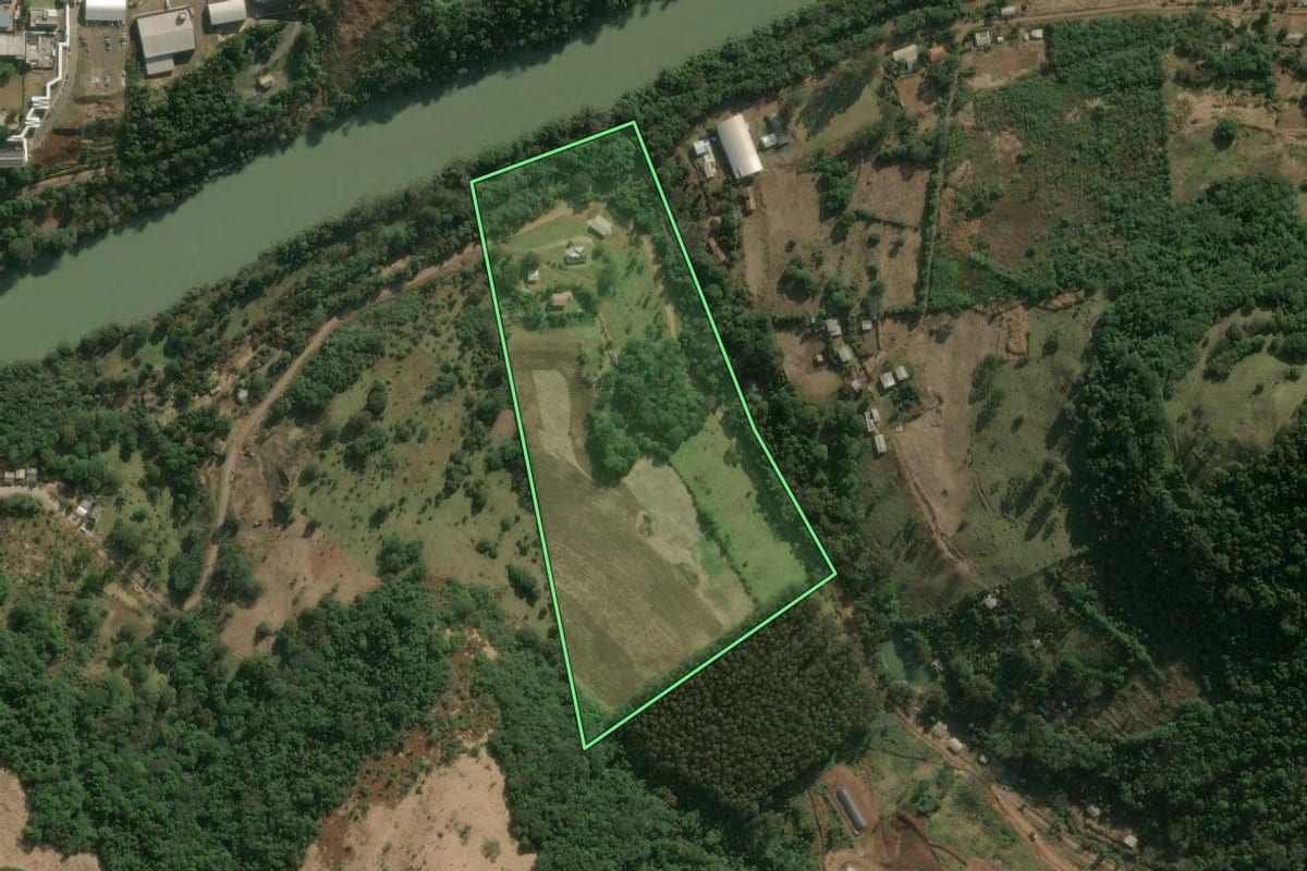 Imagem de satélite do imóvel rural em Herval d'Oeste (SC), com o contorno declarado no CAR desenhado por cima.