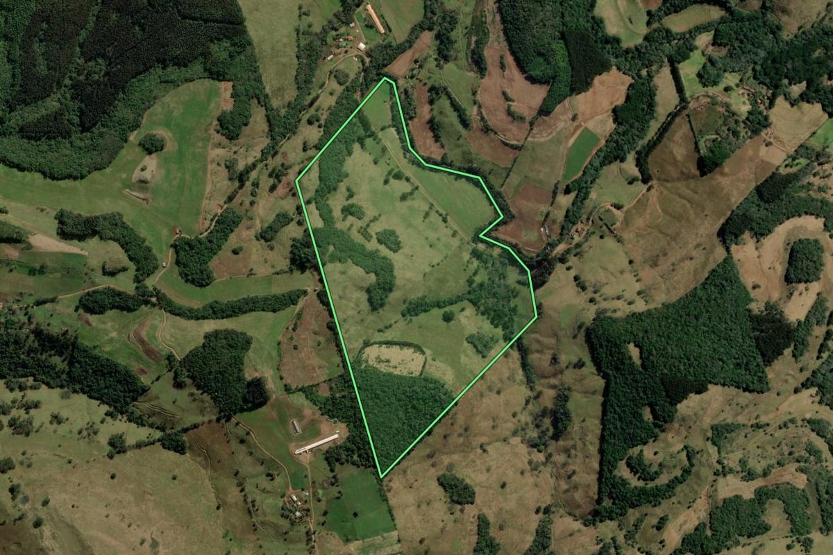 Imagem de satélite do imóvel rural em Herval d'Oeste (SC), com o contorno declarado no CAR desenhado por cima.