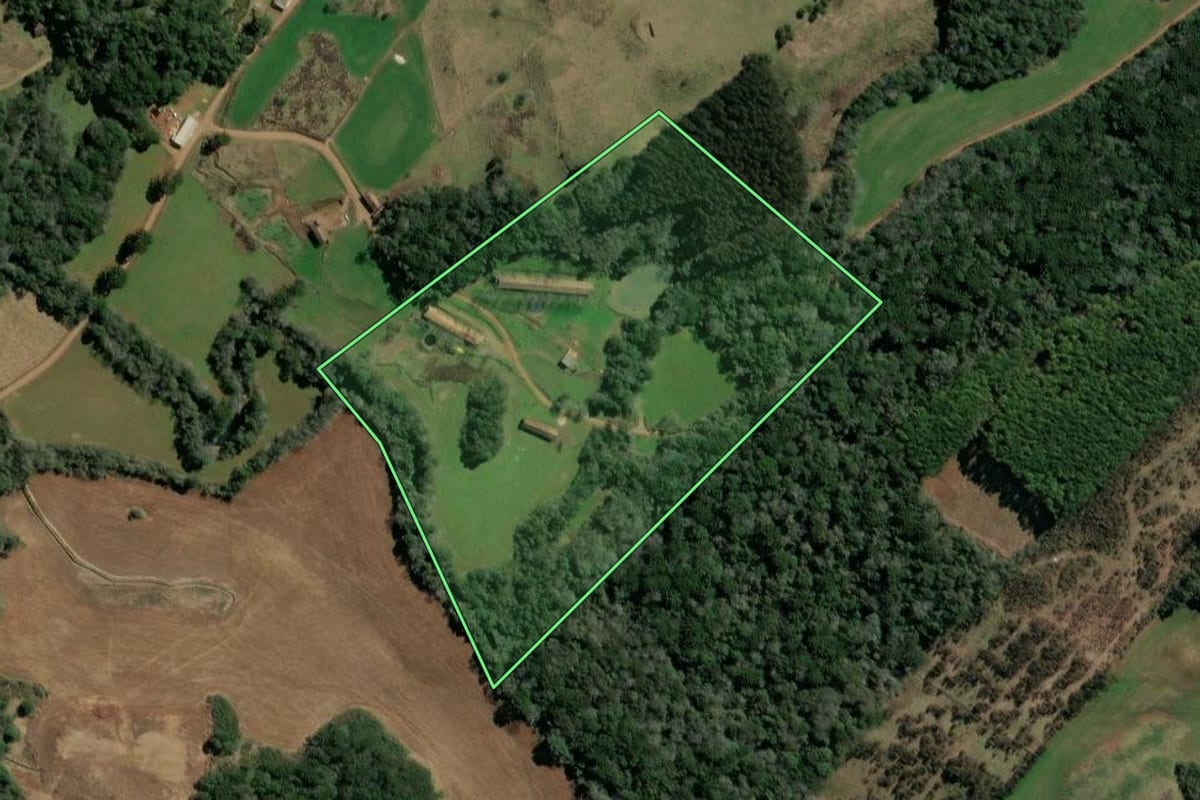 Imagem de satélite do imóvel rural em Ibiam (SC), com o contorno declarado no CAR desenhado por cima.