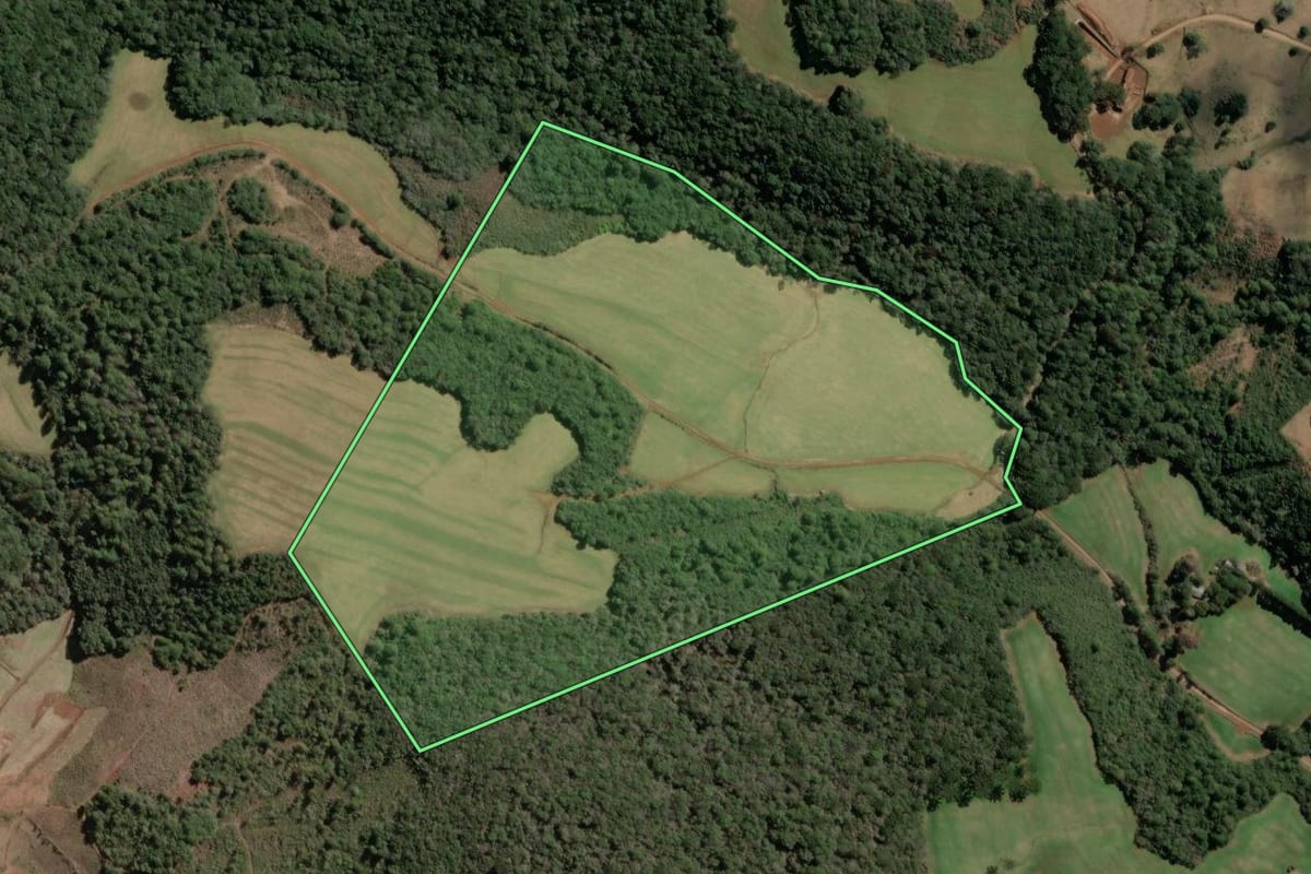 Imagem de satélite do imóvel rural em Ibiam (SC), com o contorno declarado no CAR desenhado por cima.