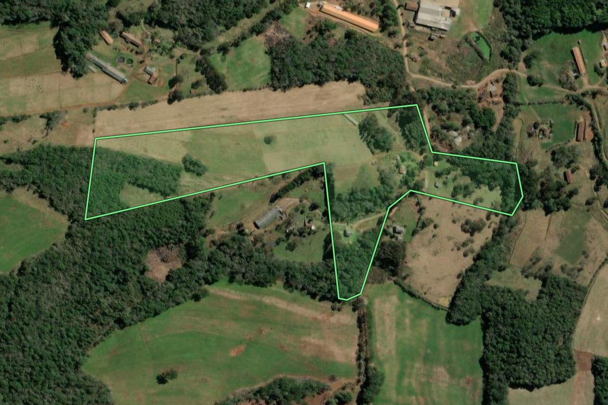 Imagem de satélite do imóvel rural em Ibiam (SC), com o contorno declarado no CAR desenhado por cima.