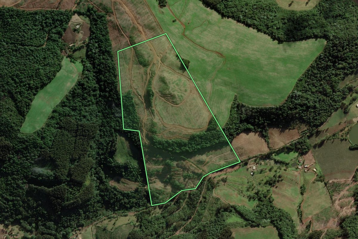 Imagem de satélite do imóvel rural em Ibiam (SC), com o contorno declarado no CAR desenhado por cima.