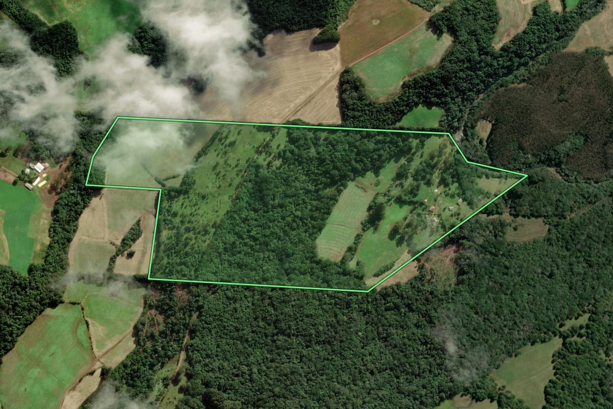Imagem de satélite do imóvel rural em Ibiam (SC), com o contorno declarado no CAR desenhado por cima.