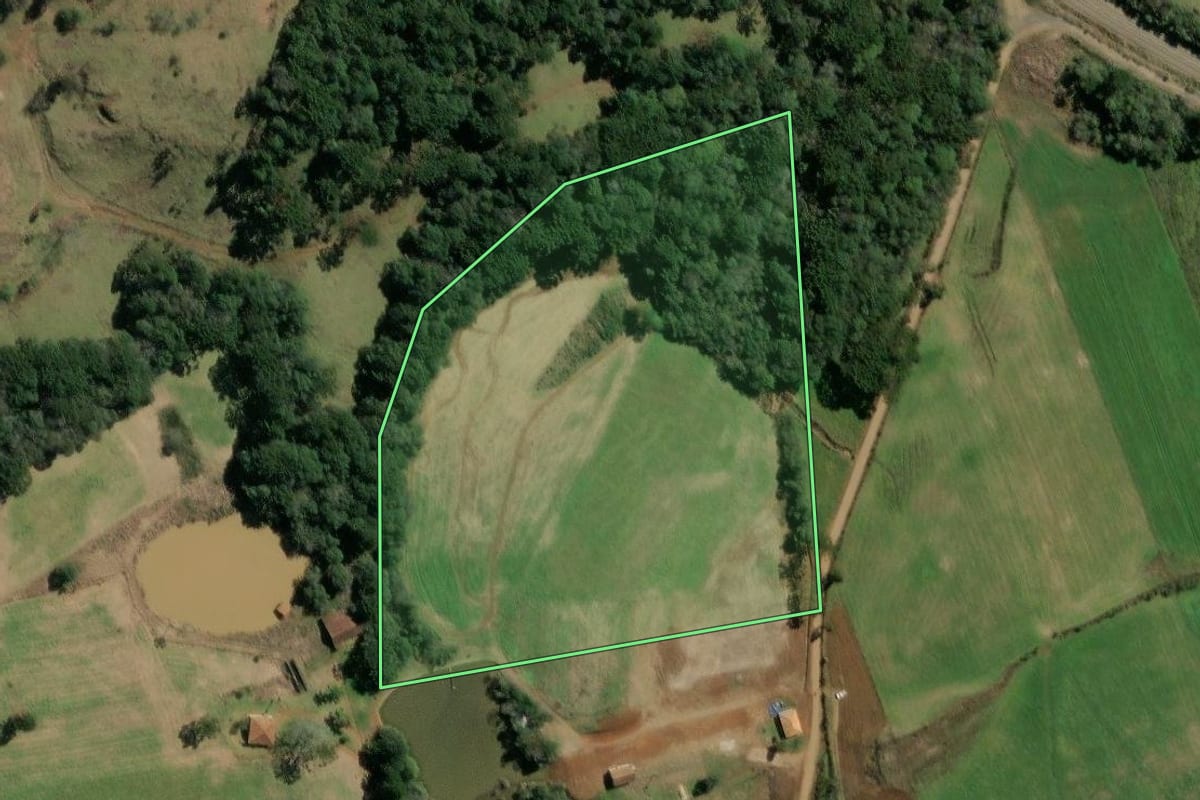 Imagem de satélite do imóvel rural em Ibiam (SC), com o contorno declarado no CAR desenhado por cima.